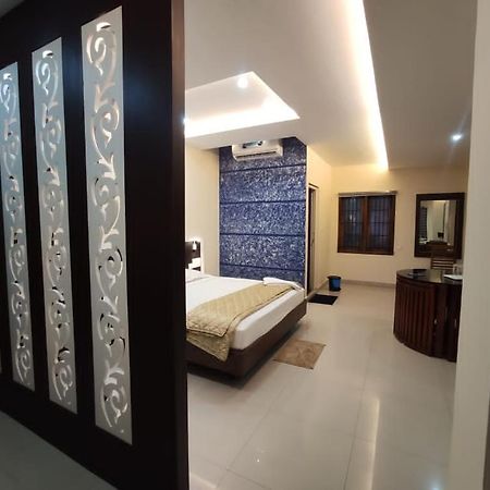 Issacs Regency Hotel Sultan Bathery Exterior photo