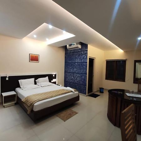 Issacs Regency Hotel Sultan Bathery Exterior photo