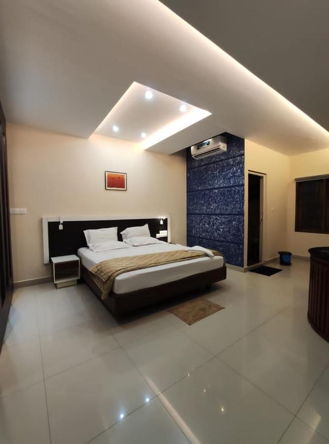 Issacs Regency Hotel Sultan Bathery Exterior photo