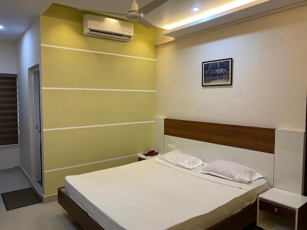 Issacs Regency Hotel Sultan Bathery Exterior photo