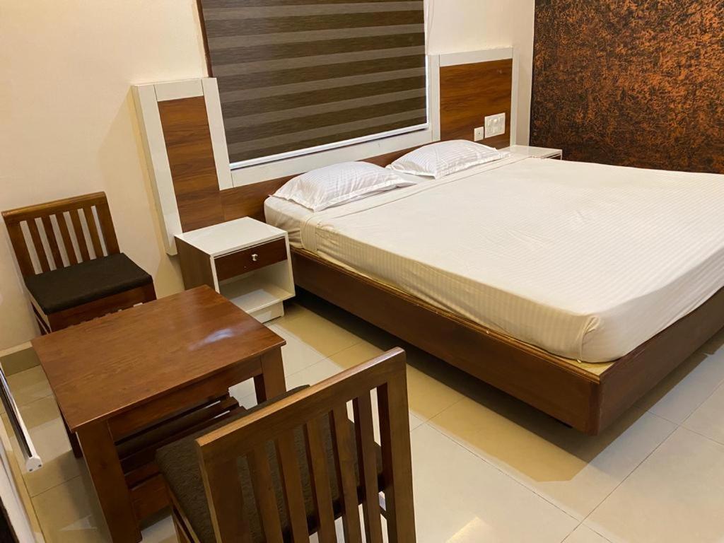 Issacs Regency Hotel Sultan Bathery Exterior photo