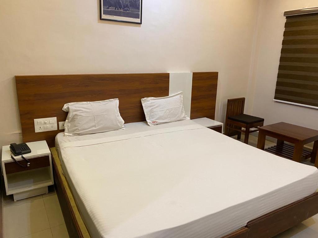 Issacs Regency Hotel Sultan Bathery Exterior photo