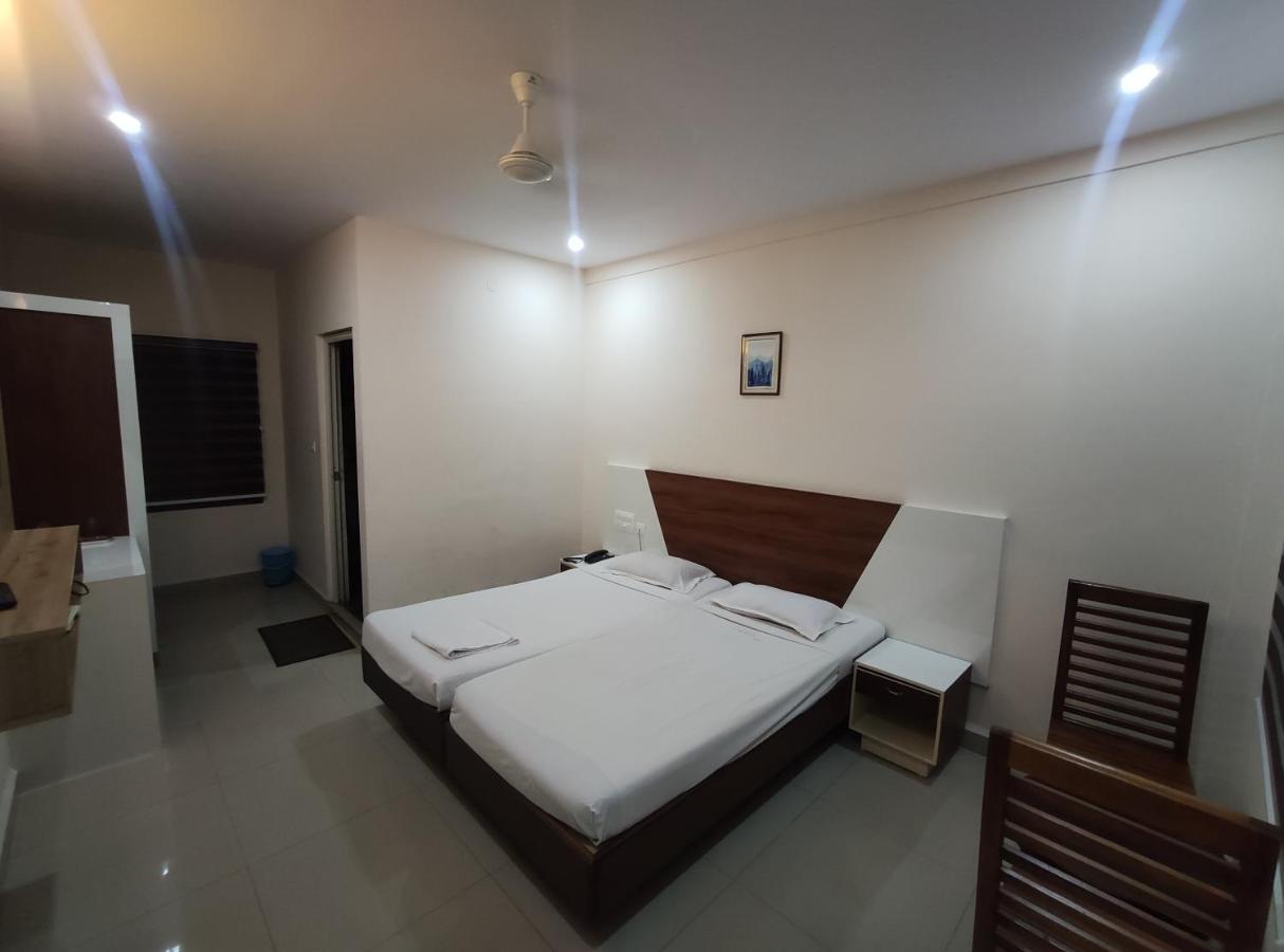 Issacs Regency Hotel Sultan Bathery Exterior photo