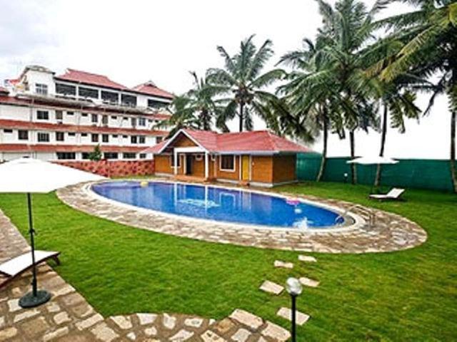 Issacs Regency Hotel Sultan Bathery Exterior photo