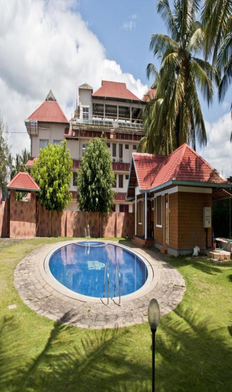 Issacs Regency Hotel Sultan Bathery Exterior photo